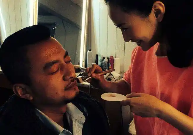 43岁满头白发,小3岁老婆是演员,如今没老婆红,4岁女儿很美_邵桐_杨蕊