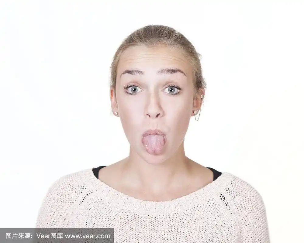 年轻女子伸出舌头