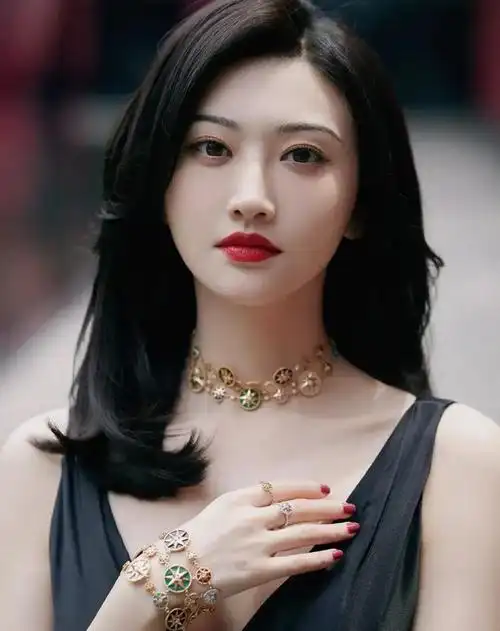 景甜才是性感水蜜桃露肩造型诠释清纯可爱与性感迷人