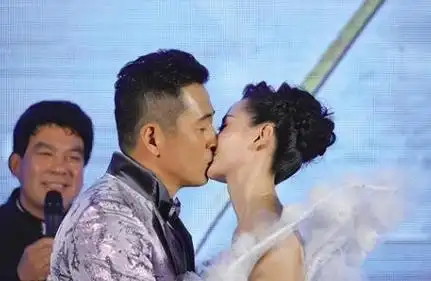 王志飞在11年前遇见了现在的妻子,二人一见钟情后便匆匆结婚,如今他们