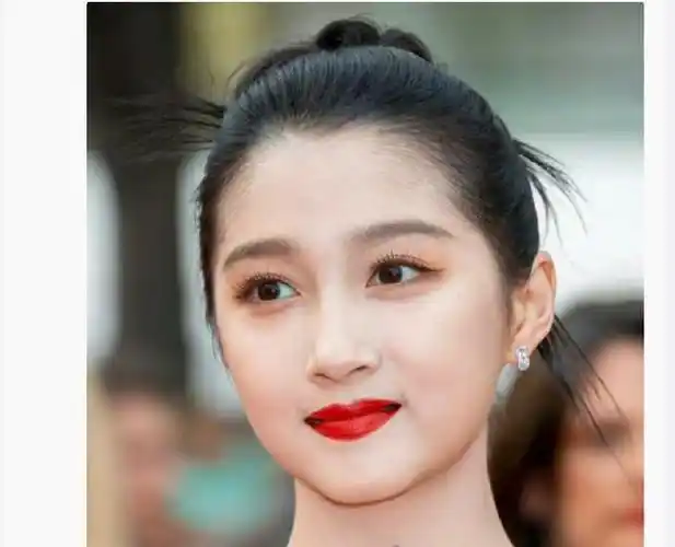 关晓彤的微笑,成为网友们模仿的热门话题,引发众多讨论