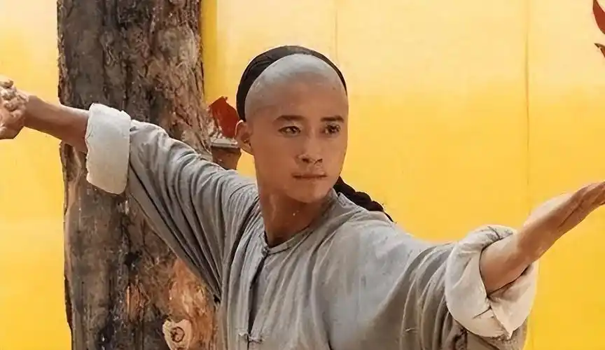 回顾吴京22岁到49岁从小鲜肉到百亿影帝铁血硬汉的艰辛之路