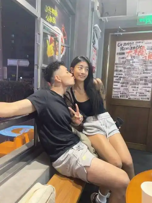 撒狗粮李添荣女友晒二人甜蜜合照一起吃饭吧