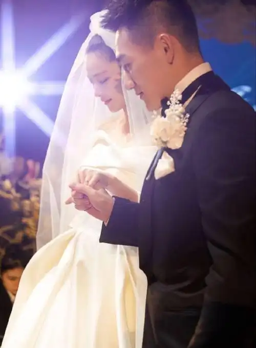 张馨予罕晒夫妻日常爱巢装修简约何捷近况曝光留长发疑转业