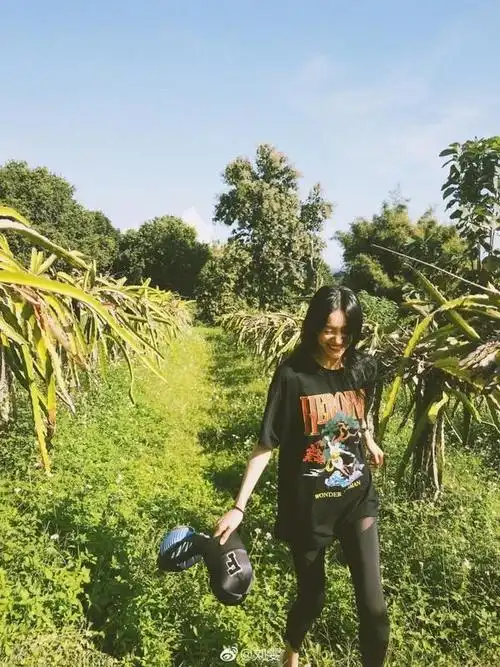 姐妹们,想在朋友圈一举夺冠,有气是春节自拍,最关键的就是全身照啊!