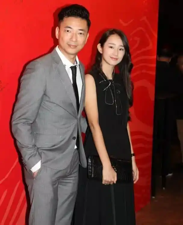 但与卓亨瑜,俞晓,黎丹等同样有着小杨幂称号的女艺人不同的是,她与大