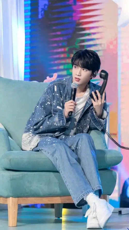 刘耀文发泼墨牛仔穿搭,元气满满的夏日少年|刘耀文