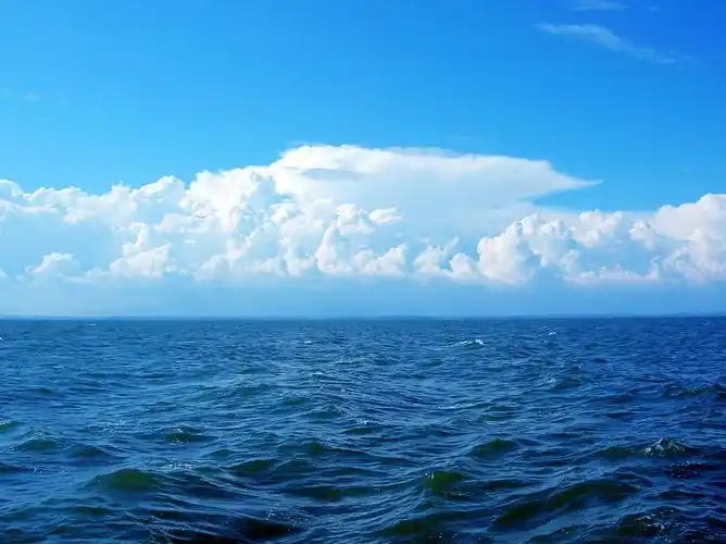 大海蓝天白云风景