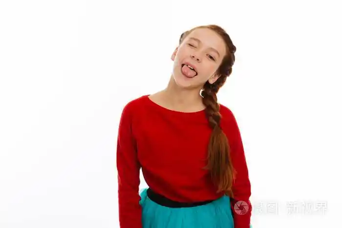 积极可爱的女孩显示她的舌头给你