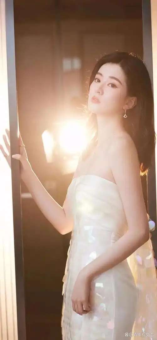 娇艳欲滴|乔欣白色星光礼服,迷人眼神勾人