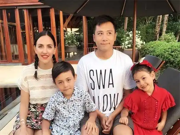 撒贝宁一家现身,老婆李白人高马大,龙凤胎女儿比儿子高出很多