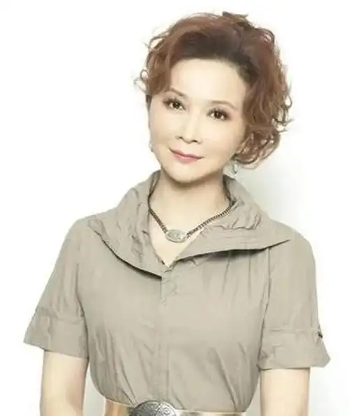 蔡明嫁初恋丁秋星结婚38年生一子如今儿子是她的骄傲