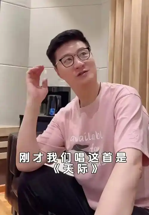 69岁范涛堪称"不老神"!年纪一大把穿粉色,头发乌黑浓密惹人羡