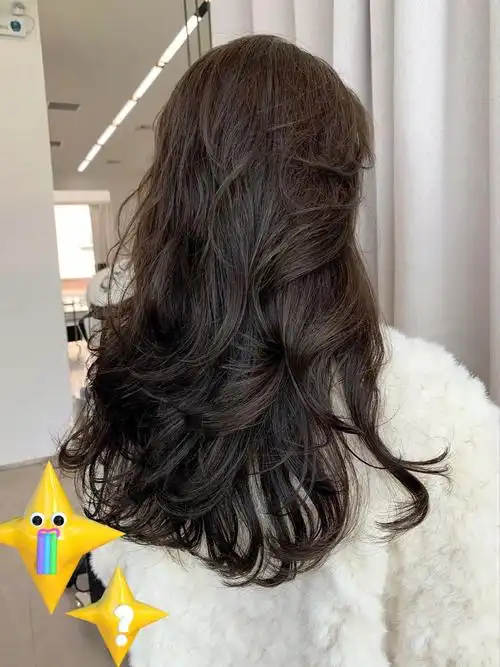 中长发谁烫谁好看的法式慵懒卷显脸小