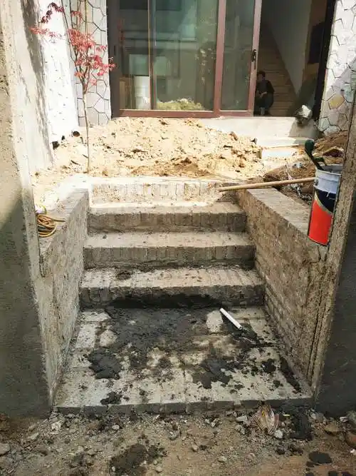 小院台阶工程已经完工.