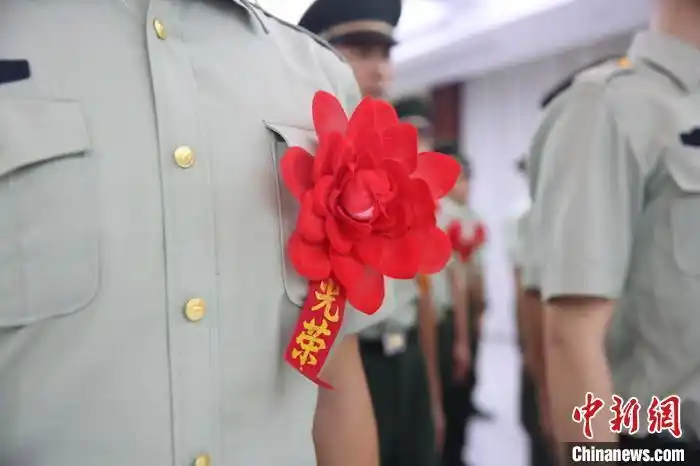 退役老兵胸口挂着光荣退伍的"大红花" 卞宏宽 摄