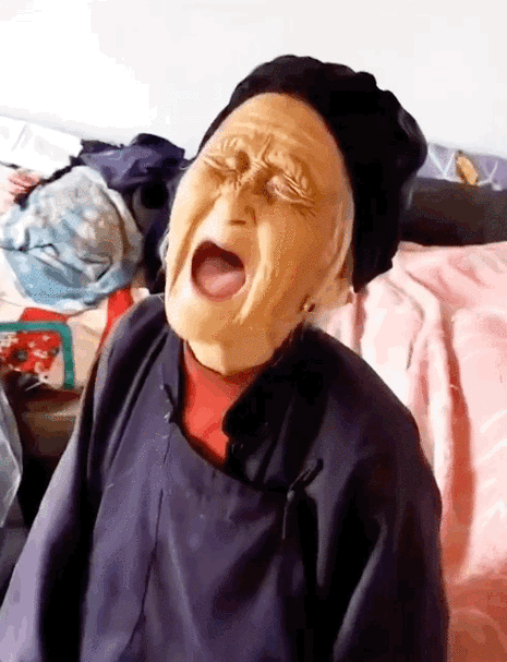 102岁老人让80岁儿媳操碎了心,儿子买的拐杖,她直接扔掉还怼人