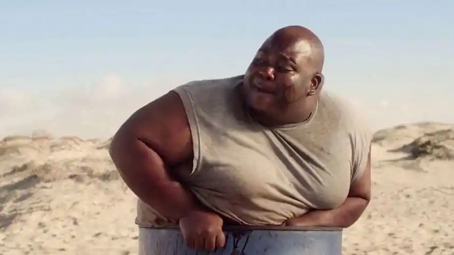 沙子里藏着一只巨型怪物,只要皮肤踩到沙子,就会被怪物吃掉