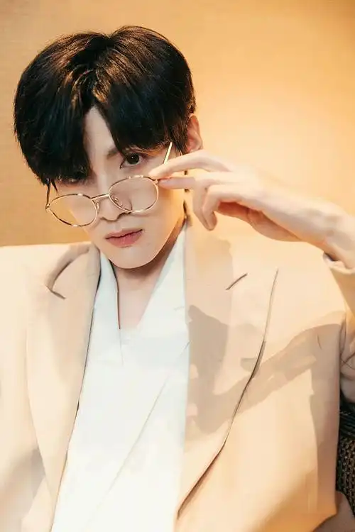 翟潇闻亮相综艺《初入职场的我们》 金丝眼镜搭配西装斯文绅士_凤凰网