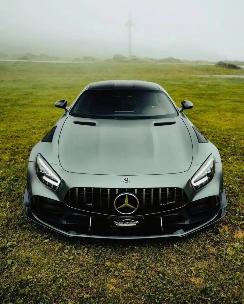 梅赛德斯 奔驰 amg gtr 绿的让人眼前一亮  想象一下,在宽阔的公路上