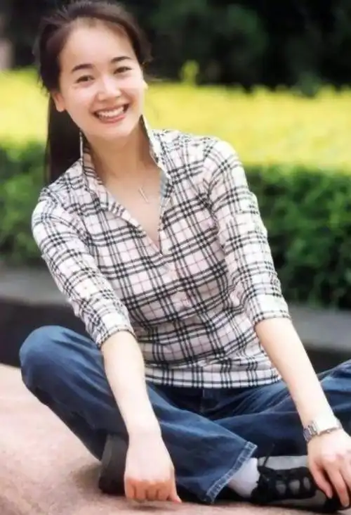 例如清纯女演员左小青,在签王京花之前每次简历照片上都是大浓妆.