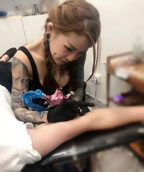 后来有人认出她是马来西亚著名纹身师kinki ryusaki(卢恺棋),有亚洲