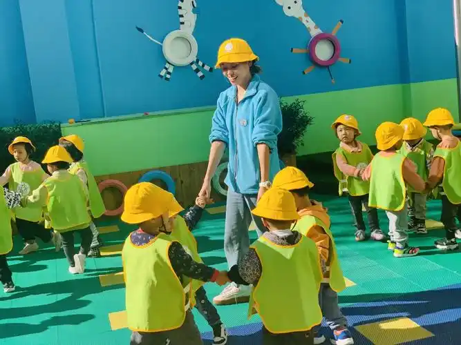 小天使早托育儿分享 天冷了,早托园为何还坚持让孩子户外活动?