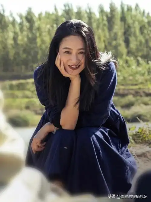 看了45岁周韵的打扮后发现岁月从不败美人打扮简约却美得高级