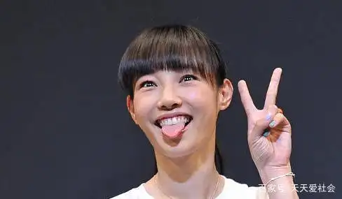 一组漂亮女明星的照片,白百何,你喜欢吗?吐舌头很可爱.