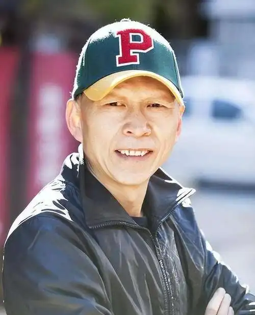 娱乐圈5位因长相太丑出名的男演员,没钱还年纪大,妻子却很漂亮