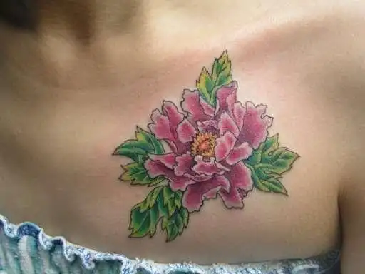 胸前的牡丹花纹身图案