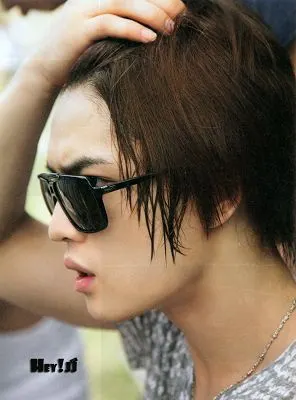 求几张金在中短发照片 露出额头的那种 要侧面的