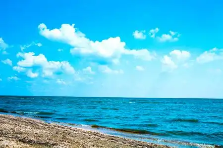 蓝蓝的天空 阳光和大海照片