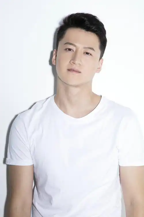 1/ 12 初鹏旭,中国内地男演员.代表作:电视剧《一言九鼎》.