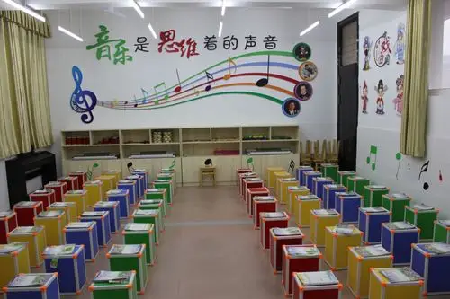 多彩的音乐教室里,我们可以尽情地唱着舞着,享受着每一个音符的悦动