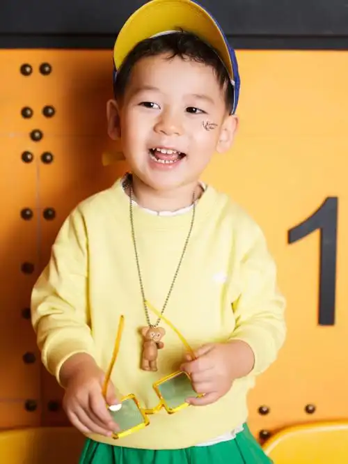 可盐可甜的小男孩