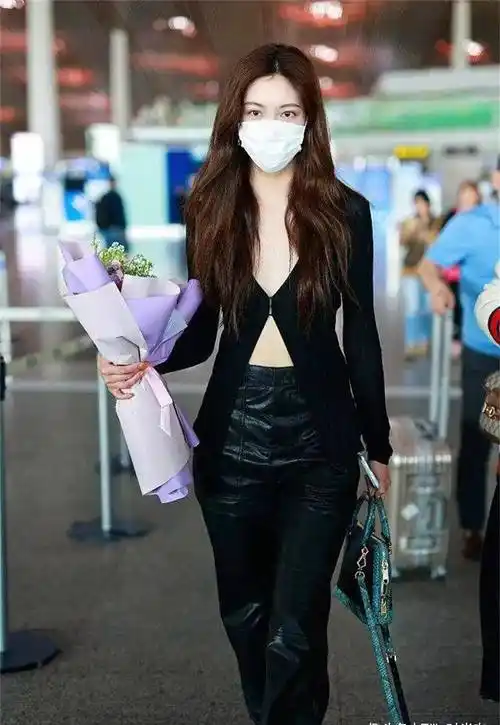 宋妍霏的时尚看不懂,穿衣只系一颗扣,下身配皮裤太惹眼_色调_显得