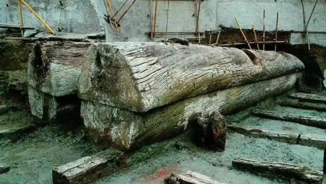 雷峰塔坍塌露出千年地宫,考古队挖掘中发现白蛇,墓主竟是白素贞?