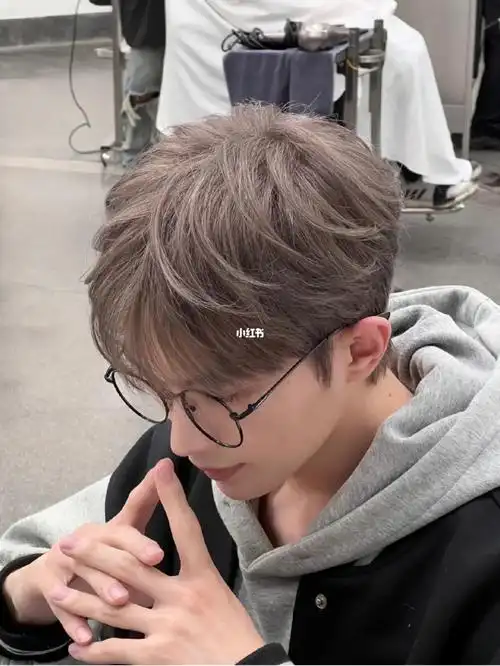 男生奶茶灰棕显白质感发色