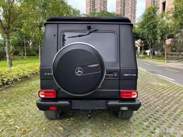 现在奔驰大g可以说是越野车圈里呼声最高的一款车了,这辆车不但男生