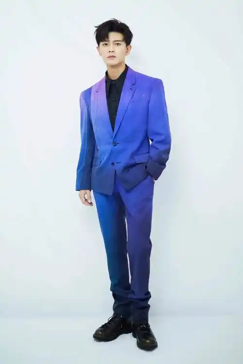 6,任嘉伦蓝色渐变西装,眼中含泪没想到《长津湖》拍摄温度零下30度呢