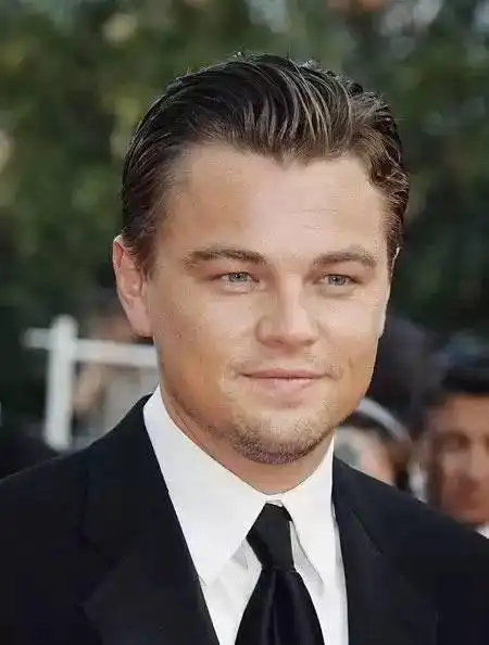 号上那梳着三七分头的小青年不知不觉间变成了梳  油头  的中年大叔