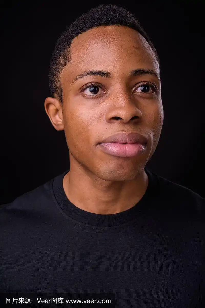 英俊的非洲男人的肖像在黑色的背景