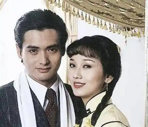 照片中,"冯程程"扎着一条辫子,站在雪地里扔雪球,细腻的甜蜜让不少