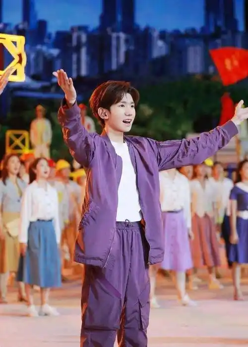 王源探店路遇惊喜,起初不知真假,经旁人提点后顿悟,动作有趣_蜘蛛