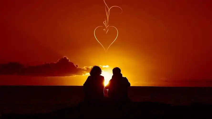 对这段感情产生了厌倦,一般来说情侣刚在一起的时候热恋期是最热情的