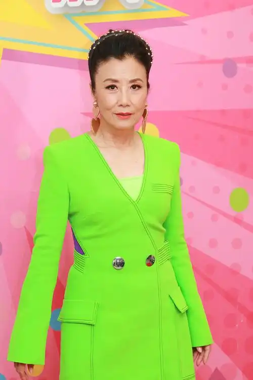 不服老72岁汪明荃穿荧光绿超短裙配恨天高诠释爱美是女人天性