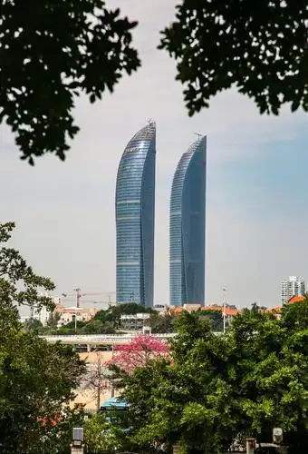 炮台上遥望厦门双子楼.