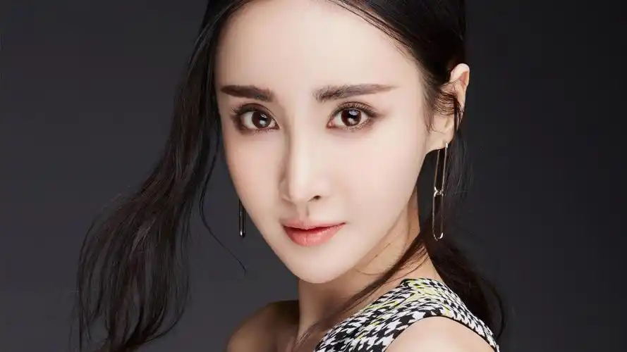 美女演员王若心时尚写真桌面壁纸下载