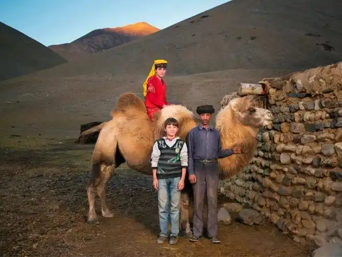秋收季节,塔吉克族孩子们在帮父母劳作,严苛环境,独特的历史决定了